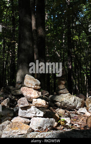 Due cairns costruite delle rocce di grandi dimensioni sul Sal diramazione del sentiero in Umstead State Park, North Carolina, STATI UNITI D'AMERICA Foto Stock