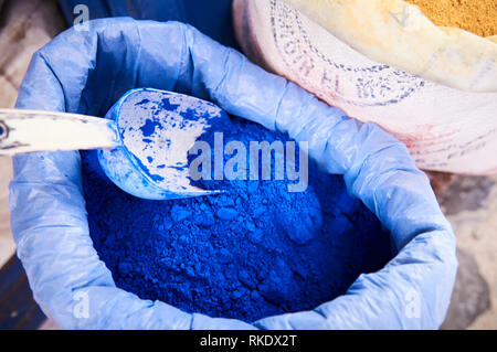 Sacchetti di pigmenti coloranti in polvere per rendere la vernice, Chefchaouen, Marocco, Africa del Nord Foto Stock