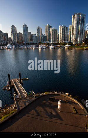 Alti edifici di Yaletown viste attraverso False Creek vicino al Cambie Street Bridge un pomeriggio estivo in Vancouver, British Columbia, Canada Foto Stock