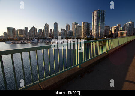 Yaletown skyline dalla Cambie Street Bridge su False Creek in una giornata di sole con cielo azzurro a Vancouver, British Columbia, Canada Foto Stock