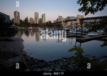 Skyline e la storica Burrard Street Bridge crossing False Creek come visto da Vanier Park a Kitsilano, Vancouver, British Columbia, Canada al crepuscolo Foto Stock