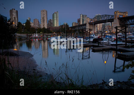 Skyline della città e Burrard Street Bridge su False Creek visto da Vanier Park a Kitsilano, Vancouver, British Columbia, Canada durante la sera. Foto Stock