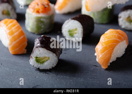 Piatti a base di frutti di mare freschi sushi pasto su sfondo darck Foto Stock