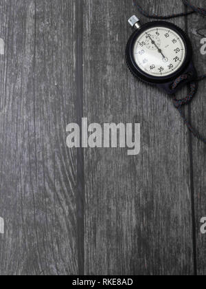 Antique cronometro meccanico, un timer sullo sfondo di legno Foto Stock