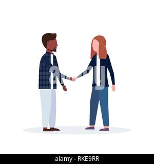 Mix corsa uomo donna giovane handshake imprenditori informali colleghi agitando mani accordo aziendale e il concetto di partenariato flat a piena lunghezza Illustrazione Vettoriale