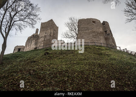 Povazsky hrad castle rovine sopra Povazska Bystrica città in Slovacchia durante il mattino di autunno Foto Stock