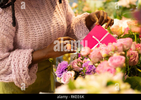 Close up di mani femminili che prendendo la busta Foto Stock