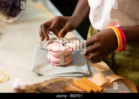 Close up di mani femminili che rendendo presente Foto Stock