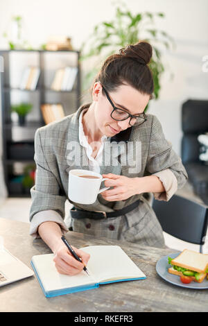 Oberati di lavoro giovane donna Foto Stock