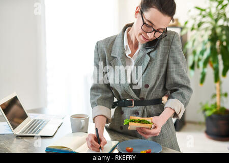 Occupato imprenditrice parlando al telefono Foto Stock