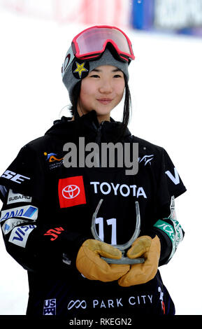 Park City, Utah, Stati Uniti d'America. 10 Febbraio, 2019. Il quinto posto del Giappone Reira Iwabuchi pone con il trofeo durante il FIS Campionati Mondiali di Snowboard 2019 Donna Slopestyle cerimonia di premiazione presso il Park City Mountain Resort in Park City, Utah, Stati Uniti, 10 febbraio 2019. Credito: Hiroyuki Sato/AFLO/Alamy Live News Foto Stock