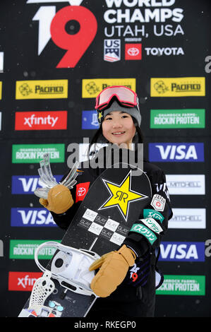 Park City, Utah, Stati Uniti d'America. 10 Febbraio, 2019. Il quinto posto del Giappone Reira Iwabuchi pone con il trofeo durante il FIS Campionati Mondiali di Snowboard 2019 Donna Slopestyle cerimonia di premiazione presso il Park City Mountain Resort in Park City, Utah, Stati Uniti, 10 febbraio 2019. Credito: Hiroyuki Sato/AFLO/Alamy Live News Foto Stock
