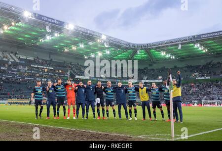 Il Borussia Monchengladbach, Deutschland. 10 Febbraio, 2019. finale di giubilo B, il team a braccetto nella parte anteriore dei tifosi di calcio, 1.Bundesliga, 21.Spieltag, Borussia Monchengladbach (MG) - Hertha BSC Berlino (B) 0: 3, su 09.02.2019 in Borussia Monchengladbach/Germania. ## DFL regolamenti vietano qualsiasi uso di fotografie come sequenze di immagini e/o quasi-video ## | Utilizzo di credito in tutto il mondo: dpa/Alamy Live News Foto Stock