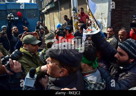 Le forze del governo di trattenere gli attivisti del Jammu e Kashmir Liberation Front (JKLF) durante una manifestazione di protesta a Srinagar, Indiano Kashmir amministrato. Coprifuoco-simili restrizioni sono state imposte in parti di Srinagar città al seguito di una chiamata per sciopero dei gruppi separatisti per commemorare l anniversario della morte di Maqbool Bhat, il Jammu e Kashmir Liberation Front (JKLF) fondatore che fu impiccato su Feb 11, 1984 in Delhi di Tihar è prigione. Il separatista leader e attivisti in scena una protesta esigente indietro le spoglie mortali di uccisi Maqbool Bhat. Foto Stock