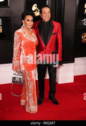 Los Angeles, California, USA. Xiv gen, 2019. Febbraio 10, 2019 - Los Angeles, California, Stati Uniti - SMOKEY ROBINSON e di sua moglie Francesca GLANDNEY pongono all'arrivo per la 61Annual Grammy Awards. Credito: Alexander Seyum/ZUMA filo/Alamy Live News Foto Stock