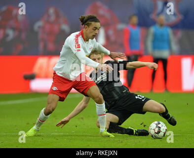 Da sinistra a destra: Yussuf Poulsen (L), Martin HINTEREGGER (F), duelli, azione, calcio 1. Bundesliga, 21. Giornata, RB Leipzig (L) - Eintracht Francoforte (F) 0: 0, su 09.02.2019 in Leipzig/Germania. € | Utilizzo di tutto il mondo Foto Stock