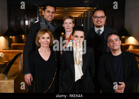 Il 06 febbraio 2019, Berlin: Trudie Styler (sotto l-r), produttore britannico, Juliette Binoche, attrice francese e presidente della giuria, Sebastian Lelio, direttore cileno, (al di sopra di l-r) Rajendra Roy, noi capo curatore MoMA, Sandra Hüller, attrice tedesca e Justin Chang, noi autore americano, vieni al Mandala Hotel per una giuria cena prima dell' inizio della Berlinale. Foto: Jens Kalaene/dpa-Zentralbild/dpa Foto Stock