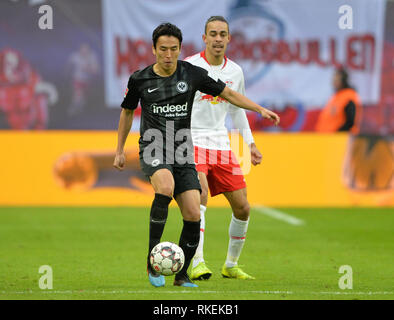 Da sinistra a destra: Makoto HASEBE (F), Yussuf Poulsen (L), duelli, azione, calcio prima Bundesliga, XXI GIORNATA, RB Leipzig (L) - Eintracht Francoforte (F) 0: 0, su 09.02.2019 in Leipzig / Germania. € | Utilizzo di tutto il mondo Foto Stock