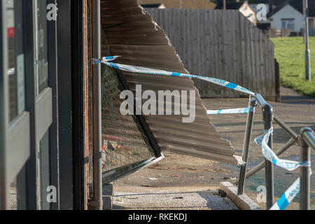 Brentwood, Essex Xi Febbraio 2019 Ladri si è rotto al Co-marketing store in Harewood Road, Brentwood nelle prime ore del mattino e ha rubato la ATM dal negozio. Essex rapporto di polizia due veicoli sono stati utilizzati per la break-in, uno dei quali è stata lasciata alla scena. Cooperazione di polizia sono particolarmente attraenti per i testimoni. Credit Ian Davidson/Alamy Live News Foto Stock