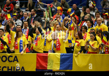 Ostrava, Repubblica Ceca. 09Feb, 2019. Il rumeno di ventole in azione durante la Fed Cup, gruppo mondiale, 1° round, match tra Repubblica Ceca e Romania, gomma 1 tra Karolina Pliskova (Ceco) e Mihaela Buzarnescu (Romania), a Ostrava, Repubblica Ceca, il 9 febbraio 2019. Credito: Vladimir Prycek/CTK foto/Alamy Live News Foto Stock