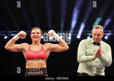 Berlino, Germania. 9 Jan 2016. nella sinistra Christina martello (GER) celebra la sua vittoria. World Boxing consiglio, womans middleweight, .Christina martello (GER) vs Elena Sikmashvili Credito: Wolfgang Fehrmann/ZUMA filo/Alamy Live News Foto Stock