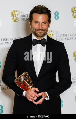 Londra, Regno Unito. 10 Febbraio, 2019. Bradley Cooper pone backstage presso il British Academy Film Awards di domenica 10 febbraio 2019 presso la Royal Albert Hall di Londra. Bradley Cooper con il suo premio per la migliore musica originale. Foto di Julie Edwards. Credito: Julie Edwards/Alamy Live News Foto Stock