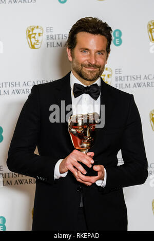 Londra, Regno Unito. 10 Febbraio, 2019. Bradley Cooper pone backstage presso il British Academy Film Awards di domenica 10 febbraio 2019 presso la Royal Albert Hall di Londra. Bradley Cooper con il suo premio per la migliore musica originale. Foto di Julie Edwards. Credito: Julie Edwards/Alamy Live News Foto Stock