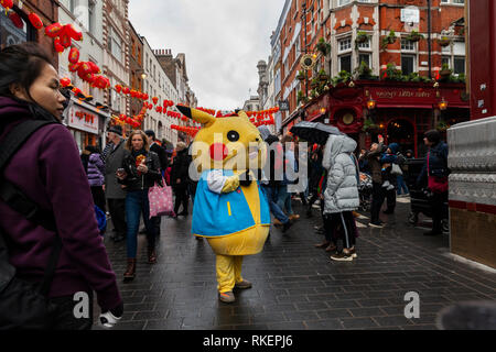 Londra, UK, 10 febbraio, 2019. La celebrazione del Capodanno cinese a China Town, Soho, Londra, Regno Unito, con una persona vestita di Panda vestito. Credito: Harishkumar Shah/Alamy Live News Foto Stock