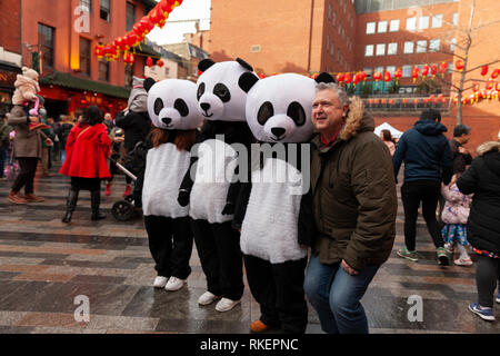 Londra, UK, 10 febbraio, 2019. La celebrazione del Capodanno cinese a China Town, Soho, Londra, Regno Unito. Panda vestito peopleAlamy/Harishkumar Shah Foto Stock