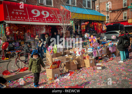 Brooklyn, New York, Stati Uniti d'America. 10 Febbraio, 2019. I commercianti vendono Nuovo Anno paraphernalia nel quartiere di Sunset Park di New York, Brooklyn Chinatown, celebrando l Anno del maiale all'annuale nuovo anno lunare cinese Parade di domenica 10 febbraio, 2019. Sunset Park è la patria di molti immigrati Cinesi ed è noto come Brooklyn Chinatown. ( © Richard B. Levine) Credito: Richard Levine/Alamy Live News Foto Stock