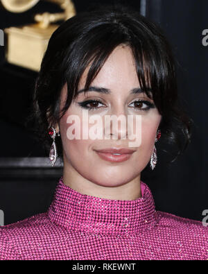 Los Angeles, Stati Uniti. Decimo Feb, 2019.Los Angeles, CA, Stati Uniti d'America - 10 febbraio: Singer Camila Cabello indossando custom Armani Prenotazione con Tamara Mellon scarpe e Harry Winston gioielli arriva a 61° Annual Grammy Awards tenutosi presso Staples Center il 10 febbraio 2019 a Los Angeles, California, Stati Uniti. (Foto di Xavier COLLIN/Image Press Agency) Credito: Image Press Agency/Alamy Live News Foto Stock