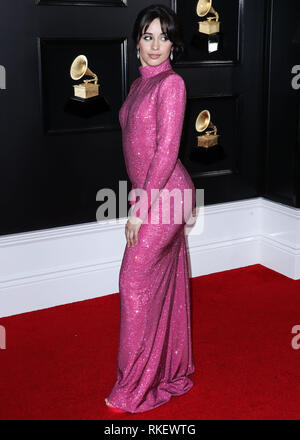 Los Angeles, Stati Uniti. Decimo Feb, 2019.Los Angeles, CA, Stati Uniti d'America - 10 febbraio: Singer Camila Cabello indossando custom Armani Prenotazione con Tamara Mellon scarpe e Harry Winston gioielli arriva a 61° Annual Grammy Awards tenutosi presso Staples Center il 10 febbraio 2019 a Los Angeles, California, Stati Uniti. (Foto di Xavier COLLIN/Image Press Agency) Credito: Image Press Agency/Alamy Live News Foto Stock