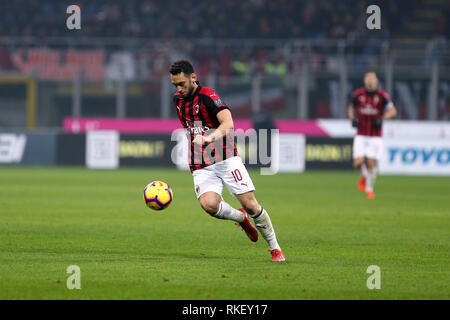 Milano, Italia. Il 10 febbraio, 2019. Hakan Calhanoglu del Milan in azione durante la serie di una partita di calcio tra AC Milan e Cagliari Calcio. Credito: Marco Canoniero/Alamy Live News Foto Stock