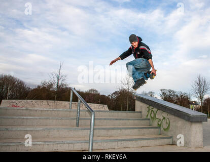 Carrigaline, Cork, Irlanda. Xi Febbraio, 2019. Dan Cole da Crookstown facendo alcuni salti su gradini al nuovo Skatepark nel centro comunitario in Carrigaline, Co. Cork, Irlanda. Credito: David Creedon/Alamy Live News Foto Stock