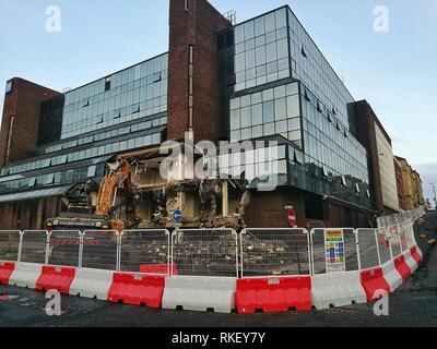 Glasgow, Regno Unito, 11 Febbraio 2019 - demolizione dell'ex Strathclyde sede della polizia è iniziata, per fare spazio a un nuovo Holland Park hotel il credito di sviluppo: Pawel Pietraszewski / Alamy Live News Foto Stock