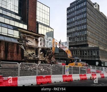 Glasgow, Regno Unito, 11 Febbraio 2019 - demolizione dell'ex Strathclyde sede della polizia è iniziata, per fare spazio a un nuovo Holland Park hotel il credito di sviluppo: Pawel Pietraszewski / Alamy Live News Foto Stock