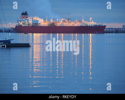 Queenborough, Kent, Regno Unito. Xi Febbraio, 2019. Regno Unito Meteo: questa sera al tramonto in Queenborough Kent. LNG "British Sapphire'. Credito: James Bell/Alamy Live News Foto Stock