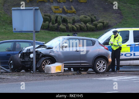 Inverness, Scotland, Regno Unito. 11 Febbraio 2019: ci sono stati lunghi fare code alla rotonda più trafficato in Inverness lunedì sera a seguito di una collisione coinvolge tre vetture. Messa in coda di traffico dal Raigmore interscambio per diverse miglia sulla A96 verso Nairn e fienile sulla strada della Chiesa verso Culloden. Immagine: Andrew Smith Credit: Andrew Smith/Alamy Live News Foto Stock