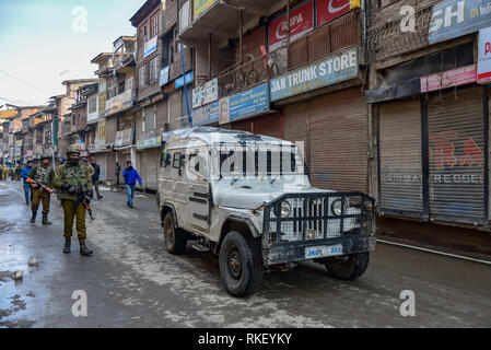 Febbraio 11, 2019 - Srinagar, Jammu e Kashmir India - Un indiano veicolo armato e troopers visto pattugliano le strade durante le restrizioni in Srinagar.competenti impongono delle restrizioni in alcune parti di Indiano-Kashmir controllata principale della città per evitare di anti-indiano dopo le proteste dei gruppi separatisti chiamato un sciopero generale del anniversario della morte di Mohammed Maqbool Bhat, esigente Bhat i resti, interrati in New Delhi High Security Tihar è prigione, essere restituito per una vera e propria sepoltura. Credito: Idrees Abbas SOPA/images/ZUMA filo/Alamy Live News Foto Stock