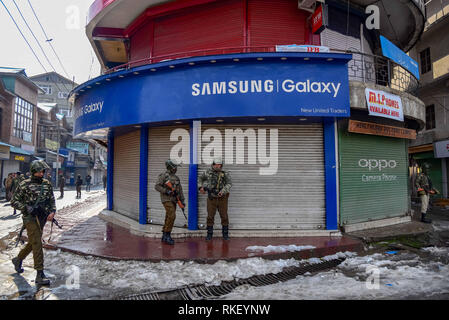 Febbraio 11, 2019 - Srinagar, Jammu e Kashmir India - esercito indiano troopers visto pattugliano le strade durante therestrictions in Srinagar.competenti impongono delle restrizioni in alcune parti di Indiano-Kashmir controllata principale della città per evitare di anti-indiano dopo le proteste dei gruppi separatisti chiamato un sciopero generale del anniversario della morte di Mohammed Maqbool Bhat, esigente Bhat i resti, interrati in New Delhi High Security Tihar è prigione, essere restituito per una vera e propria sepoltura. Credito: Idrees Abbas SOPA/images/ZUMA filo/Alamy Live News Foto Stock