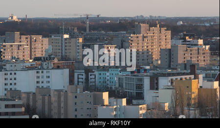 Berlino, Germania. Xi Febbraio, 2019. Appartamenti a Berlino, presa al tramonto. Credito: Paolo Zinken/dpa/Alamy Live News Foto Stock