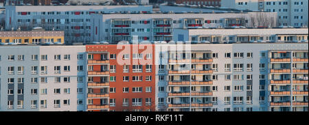 Berlino, Germania. Xi Febbraio, 2019. Appartamenti a Berlino, presa al tramonto. Credito: Paolo Zinken/dpa/Alamy Live News Foto Stock