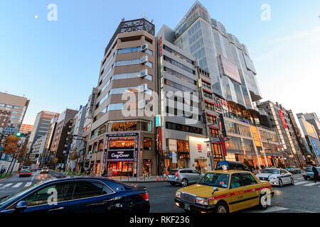 Tokyo, Ginza, ora d'oro. Ampio angolo di visione, famosa torta store, angolo accogliente con vari altri edifici tra cui Kirarito Ginza shopping center. Foto Stock