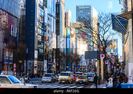 Tokyo, Ginza, ora d'oro. Vista lungo Chuo Dori shopping street da flagship store Gap a 4 chome verso Mitsukoshi store. Foto Stock