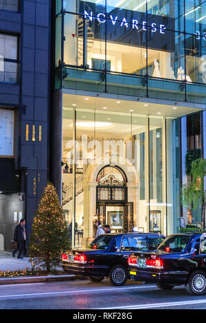 Tokyo, Ginza, blu ora. Il flagship store per il marchio di lusso, Harry Winston. Chiudere fino all'esterno del palazzo di vetro che mostra entrata principale. Foto Stock