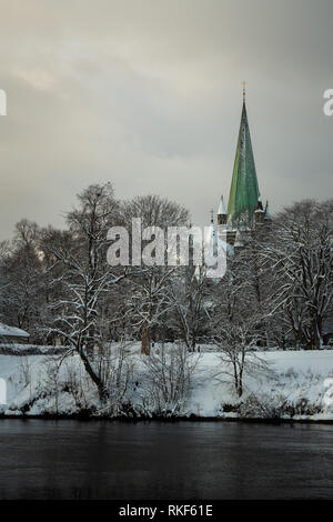 Cattedrale Nidarosdomen dal fiume Nidelva di Trondheim. Bella stagione invernale. Più famosi, gotica chiesa norvegese. Foto Stock