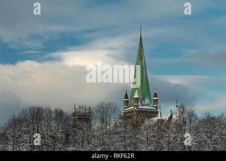 Cattedrale Nidarosdomen dal fiume Nidelva di Trondheim. Bella stagione invernale. Più famosi, gotica chiesa norvegese. Foto Stock