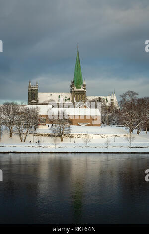 Cattedrale Nidarosdomen dal fiume Nidelva di Trondheim. Bella stagione invernale. Più famosi, gotica chiesa norvegese. Foto Stock