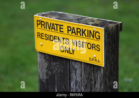 Vista generale di un parcheggio privato, residenti visitatori solo segno a Bognor Regis, West Sussex, Regno Unito. Foto Stock