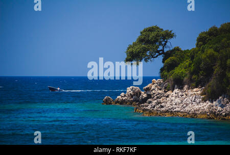 Bel Mare Adriatico coste di Albania, spiaggia in Ksamil. Vacanze estive rilassatevi. Foto Stock